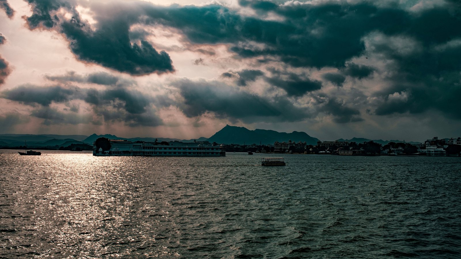 Lake Pichola Udaipur Boat ride Lake Pichola Best place to visit in udaipur