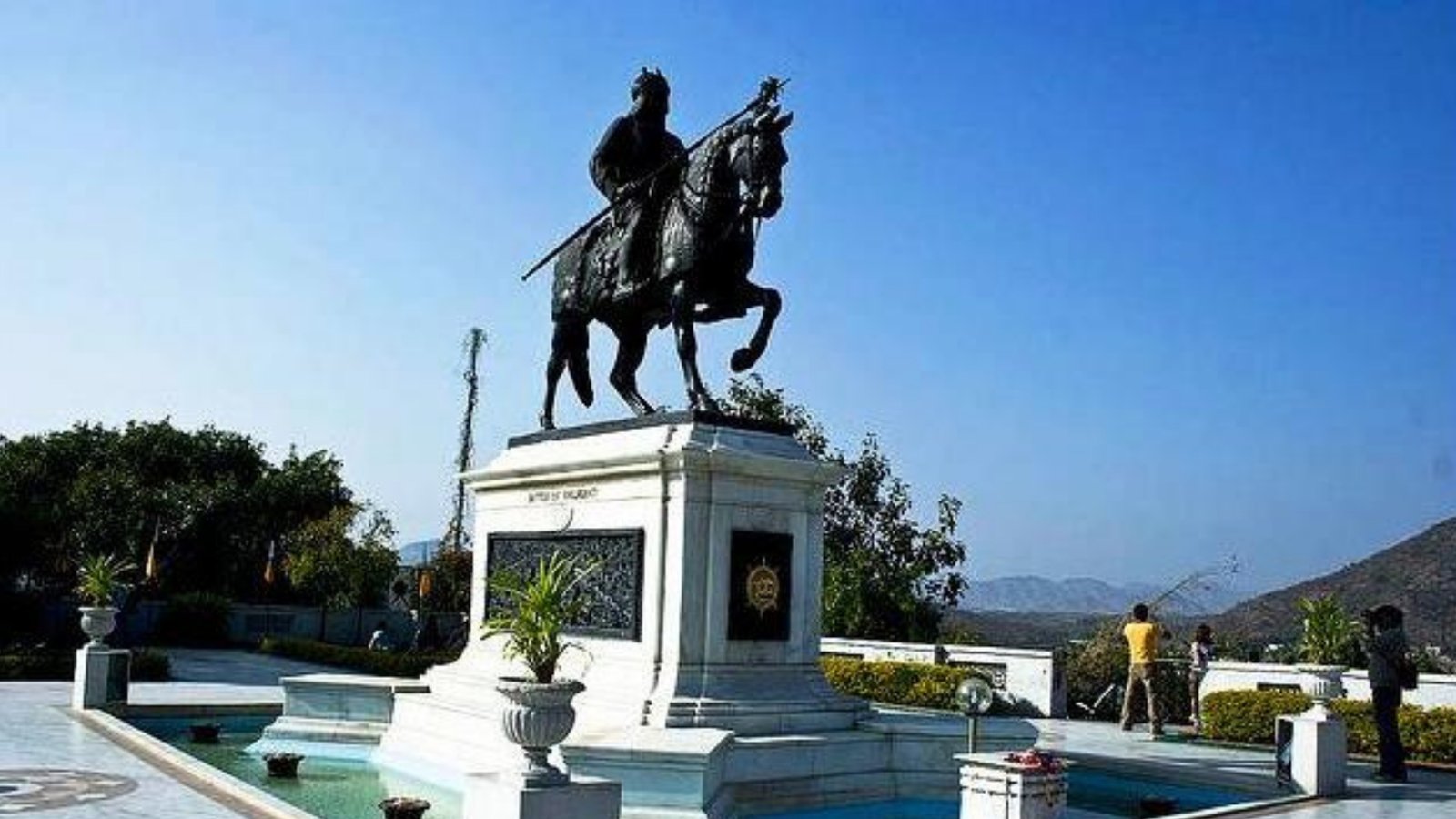 Bronze statue of Maharana Pratap riding Chetak atop Moti Magri hill, overlooking Fateh Sagar Lake in Udaipur.